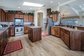Private kitchen - Epic & Amazing 180° views of Lake Havasu & the Lake Havasu City Skyline (Havasu Lake)