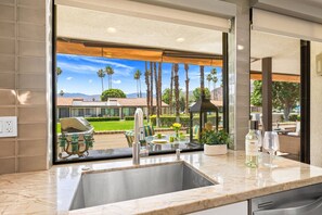 Interior - Rancho Mirage golf condo with pool, spa, mountain views, dining, and shopping nearby (Rancho Mirage)