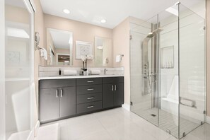 Shower, hair dryer, towels, shampoo - Rancho Mirage golf condo with pool, spa, mountain views, dining, and shopping nearby (Rancho Mirage)