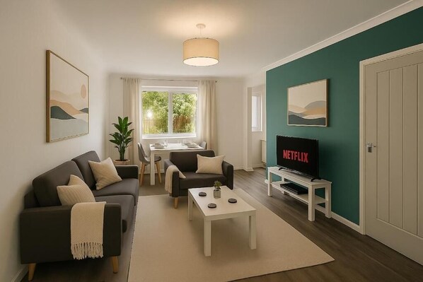 Un salon moderne comprenant un canapé, une table basse et un téléviseur, un coin repas et une porte.