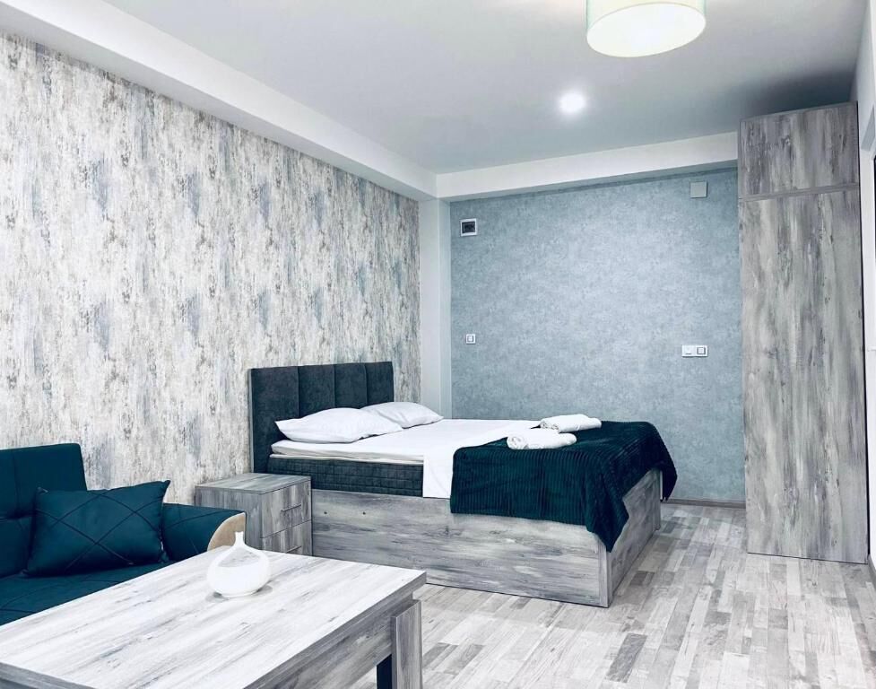 Apartamento família, 1 cama King e sofá-cama, sacada, vista para a cidade | Cortinas blackout, quartos à prova de som, ferros/tábuas de passar roupa
