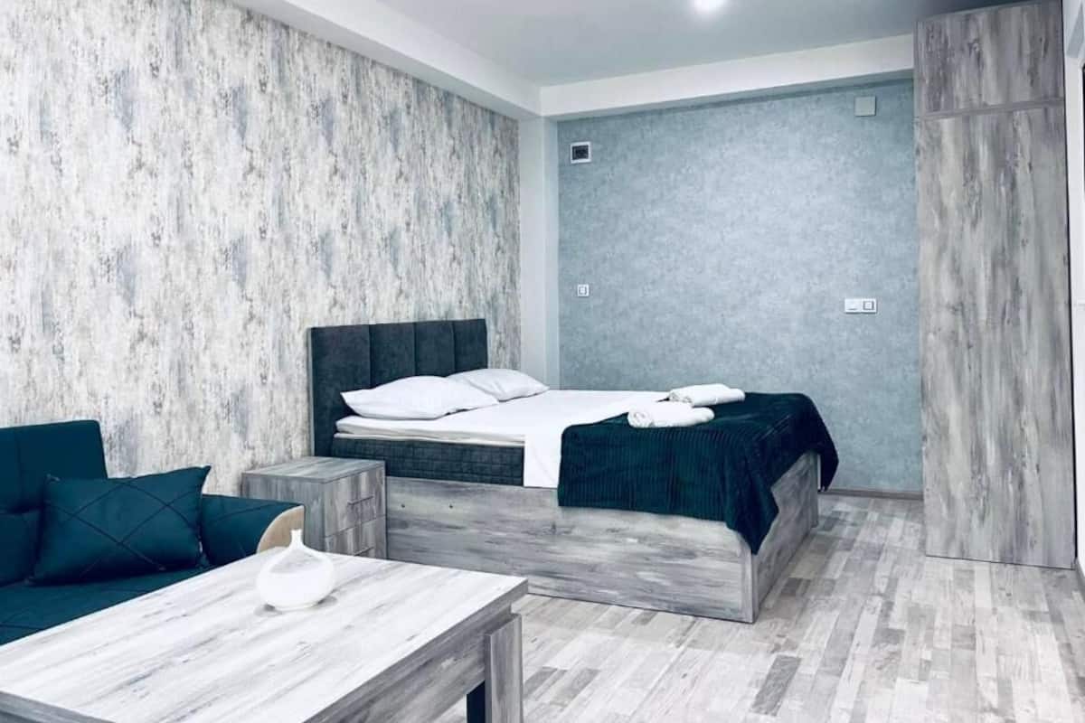 Apartamento família, 1 cama King e sofá-cama, sacada, vista para a cidade | Cortinas blackout, quartos à prova de som, ferros/tábuas de passar roupa