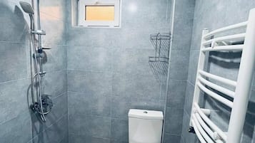 Comfort Apartment, 1 King Bed with Sofa bed, Balcony, City View | Bathroom