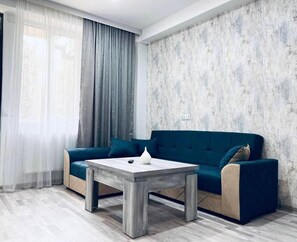 Appartamento familiare, 1 letto king con divano letto, balcone, vista città | Interni