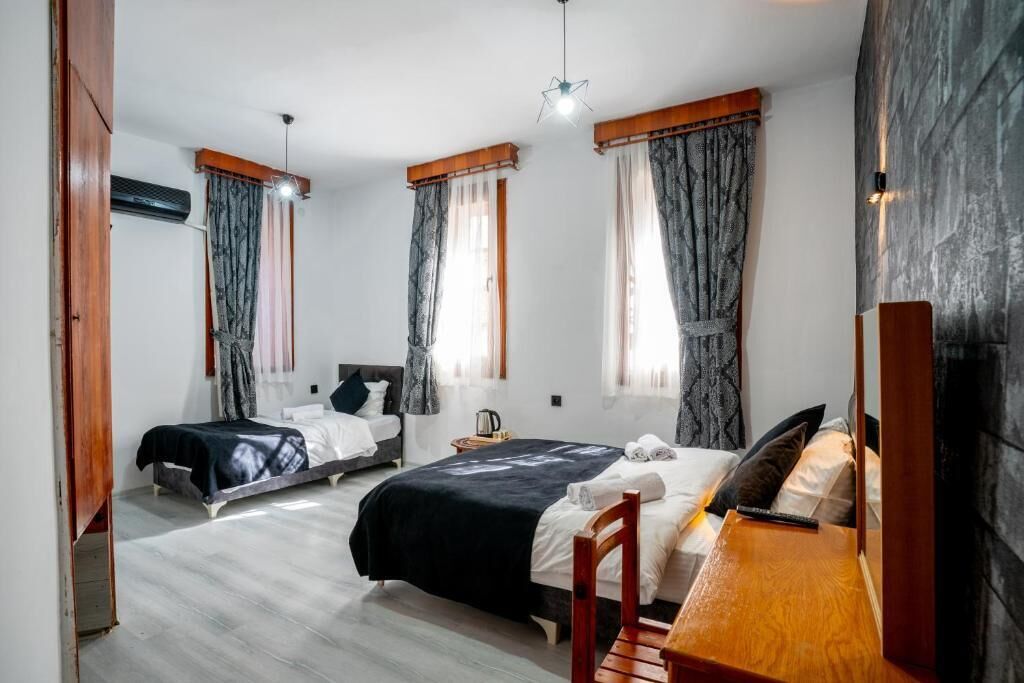 Family Triple Room | Desk, laptop workspace, free WiFi