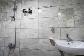 Shower, hair dryer, towels, soap - bütünoğlu pansiyon (Antalya)