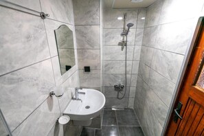 Family Triple Room | Bathroom | Shower, hair dryer, towels, soap - bütünoğlu pansiyon (Antalya)
