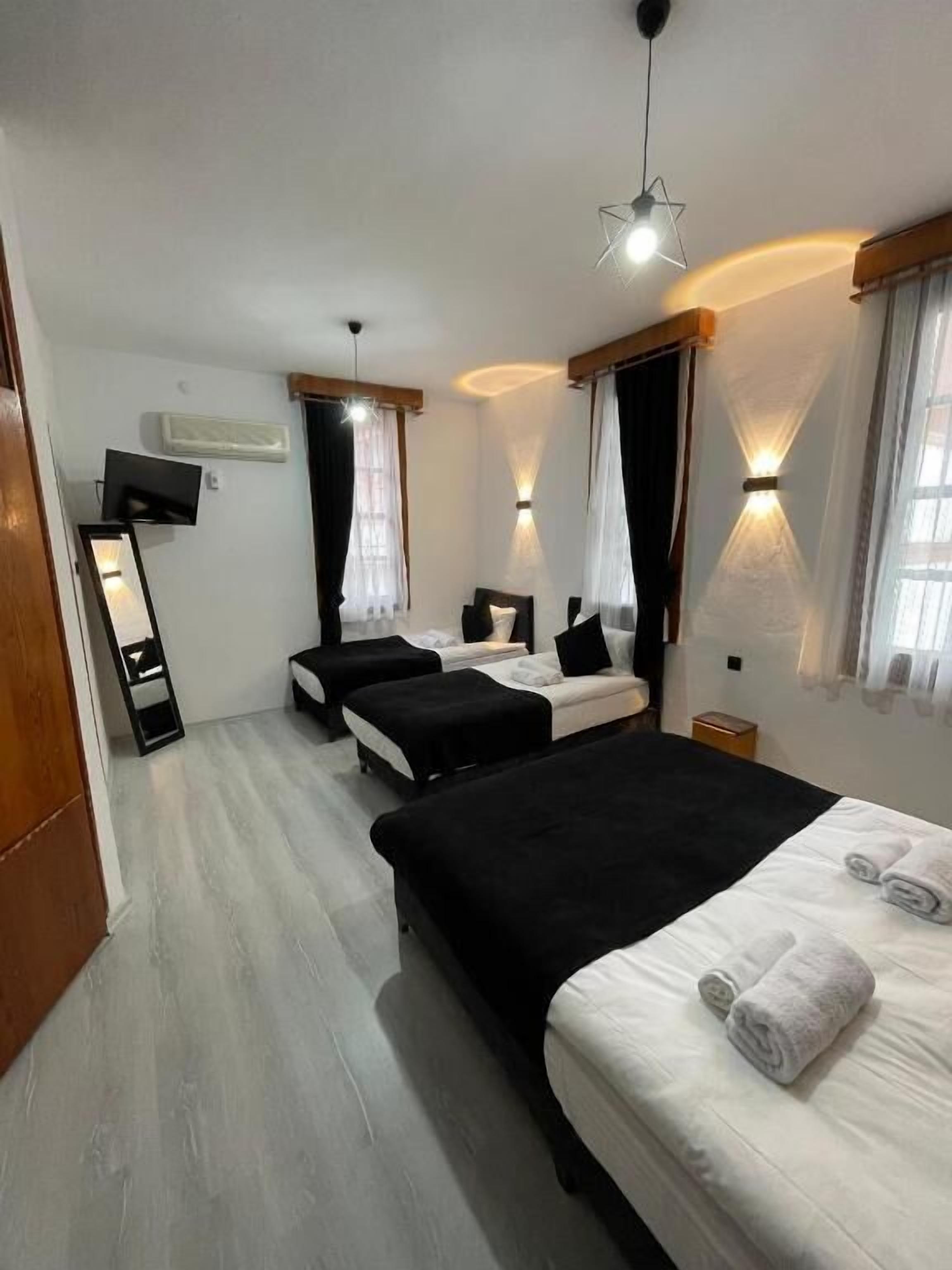 Family Quadruple Room | Desk, laptop workspace, free WiFi