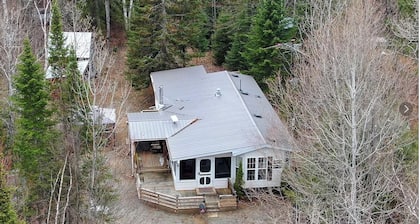 Cozy Algonquin-Area Cottage | ATV Trails, Lake Access, Fenced & Pet Friendly