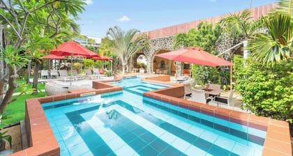 Amazing 10-bedroom bed & breakfast in delightful Guest house in Pereybere.