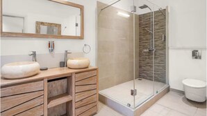 Shower, jetted bath, hair dryer, towels