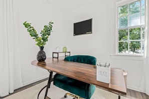 Interior - Pet-Friendly 2BR Townhouse: Parking & Workspace (Ypsilanti)