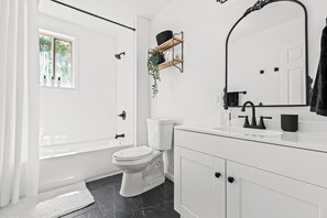 Sèche-cheveux, serviettes fournies, savon, papier toilette