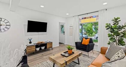 Depot Town 2BR Townhouse: Workspace & Sleep 4