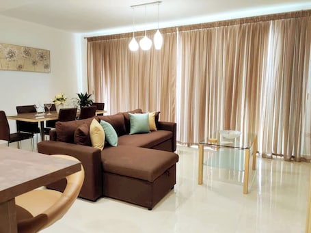 Smart-TV, Bücher. GrandBlue Vista Marsalforn, State-of-the-art 2BR Seafront Luxury Apartment