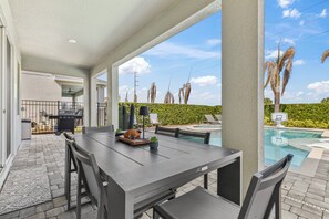 Outdoor dining - 4BR Close To Disney, Oversize Pool (Kissimmee)