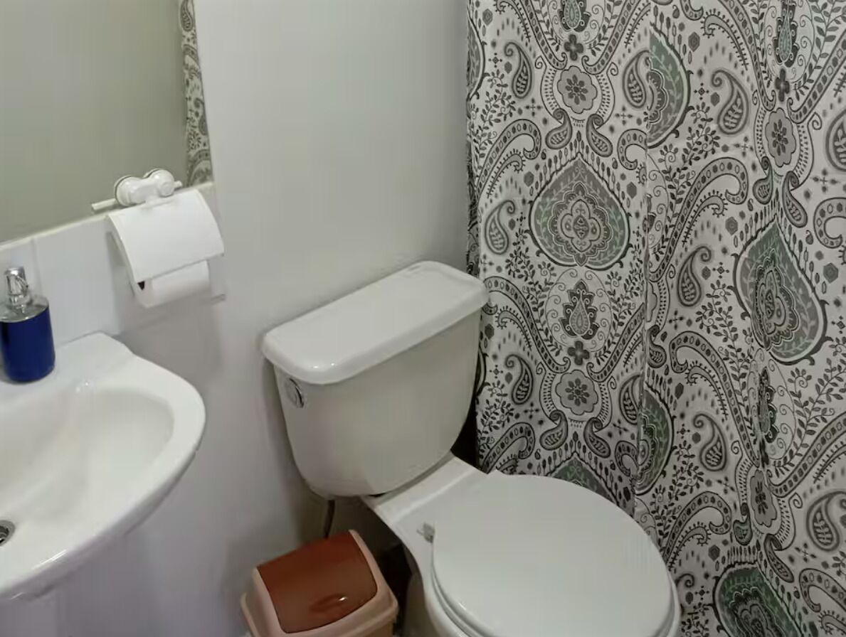 Secador de pelo, toallas, jabón y papel higiénico