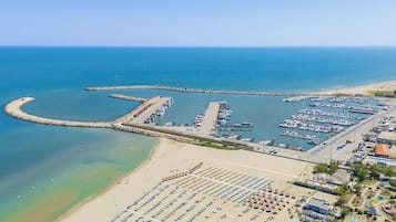 Una spiaggia nelle vicinanze