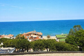 A coastal view with buildings, a beach, and the sea. - LT Miramare Apartment with SEA VIEW, Private Garage, Sleeps 8 (Giulianova)