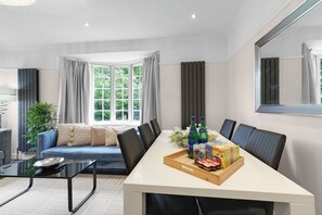 Dining - Luxury 5BR Home | Sleeps 12 | Free Parking (Buckinghamshire)
