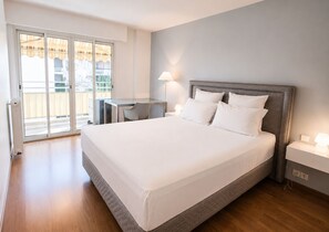 Tabla de planchar con plancha y ropa de cama 