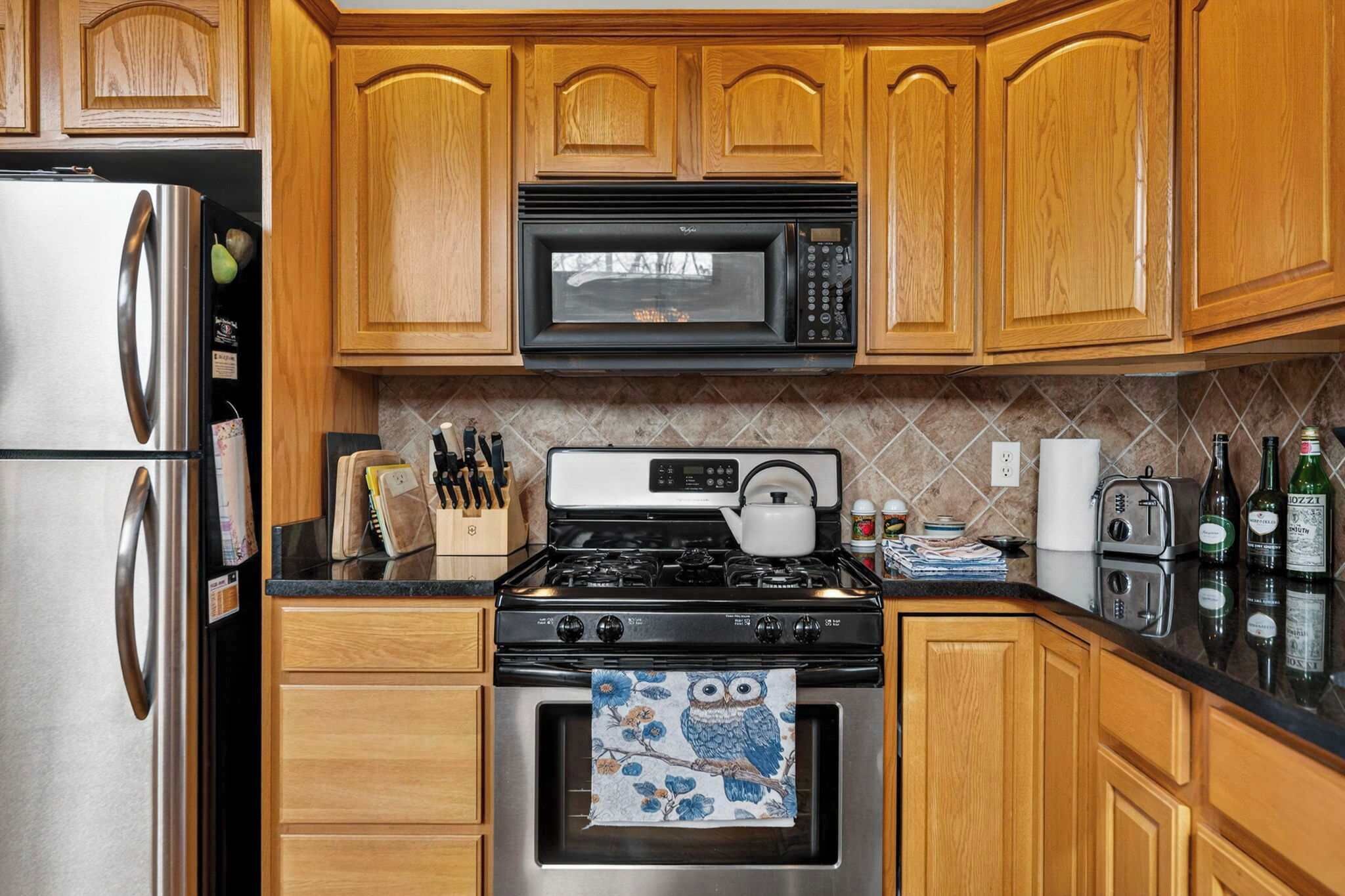 Réfrigérateur, four à micro-ondes, un four, surface de cuisson