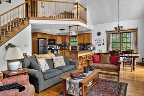 Smart TV - Mountain Retreat w Hot Tub, Grill, Deck & More! (Berkeley Springs)