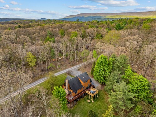 Mountain Retreat w Hot Tub, Grill, Deck & More!