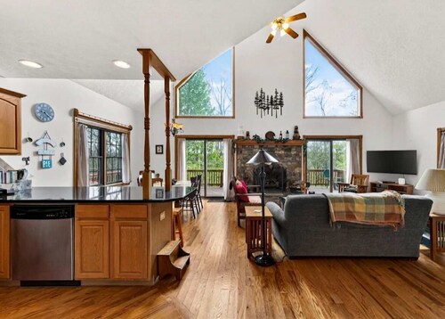 Mountain Retreat w Hot Tub, Grill, Deck & More!