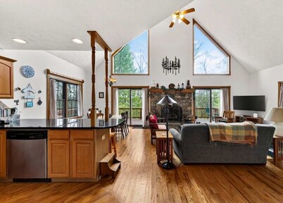Mountain Retreat w Hot Tub, Grill, Deck & More!