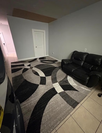 Interior. 4 Bedroom Townhouse - Minutes to USF, Busch Gardens, Ybor City, and Casino