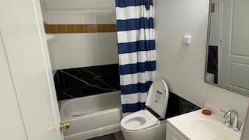 Regadera y papel de baño