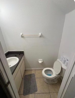 Regadera y papel de baño