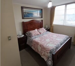 Tabla de planchar con plancha, wifi y ropa de cama