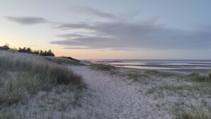 Beach - Amazing home in Hals with sauna (Hals)