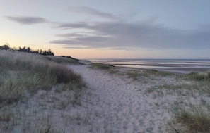 Beach - Amazing home in Hals with sauna (Hals)
