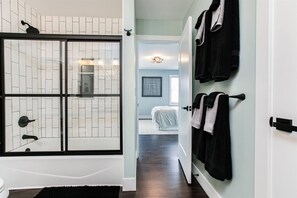 Ein modernes Badezimmer mit Duschkabine aus Glas, einer Badewanne und einer begehbaren Dusche.