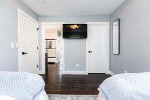 3 bedrooms, iron/ironing board, bed sheets - Modern 3 bed 4 bath home just 5 mins to ND (1446) (South Bend)