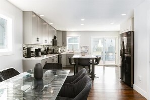 Fridge, microwave, coffee/tea maker, toaster - Modern 3 bed 4 bath home just 5 mins to ND (1446) (South Bend)