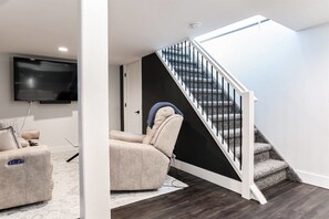 Interior - Modern 3 bed 4 bath home just 5 mins to ND (1446) (South Bend)