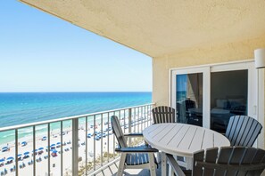 Outdoor dining - Sunrises, blue water, white sand and sunsets! Gulf front condo (Panama City Beach)