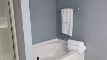 SĂšche-cheveux, serviettes fournies, savon, papier toilette