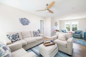 TV, table football, offices - New Corolla Home with Pool & Spa! (Corolla)
