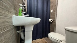 Shower, hair dryer, towels, soap - Acogedor Estudio Privado en Monterrey: Confort y Ubicación Ideal cerca CAS VISAS (Monterrey)