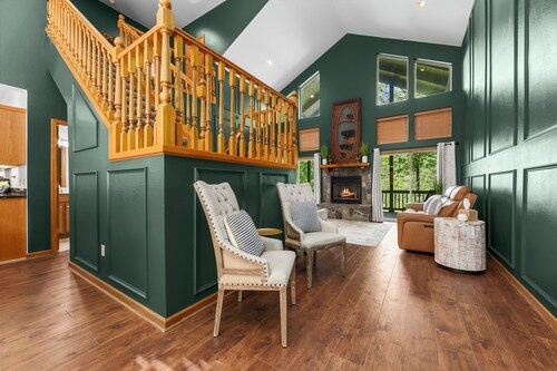 Spacious 3-Bedroom Resort Stay Near Golf & Pool