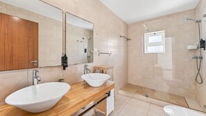Hair dryer, towels - Praia dos Aveiros House by LovelyStay (Albufeira)