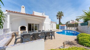 Outdoor dining - Praia dos Aveiros House by LovelyStay (Albufeira)