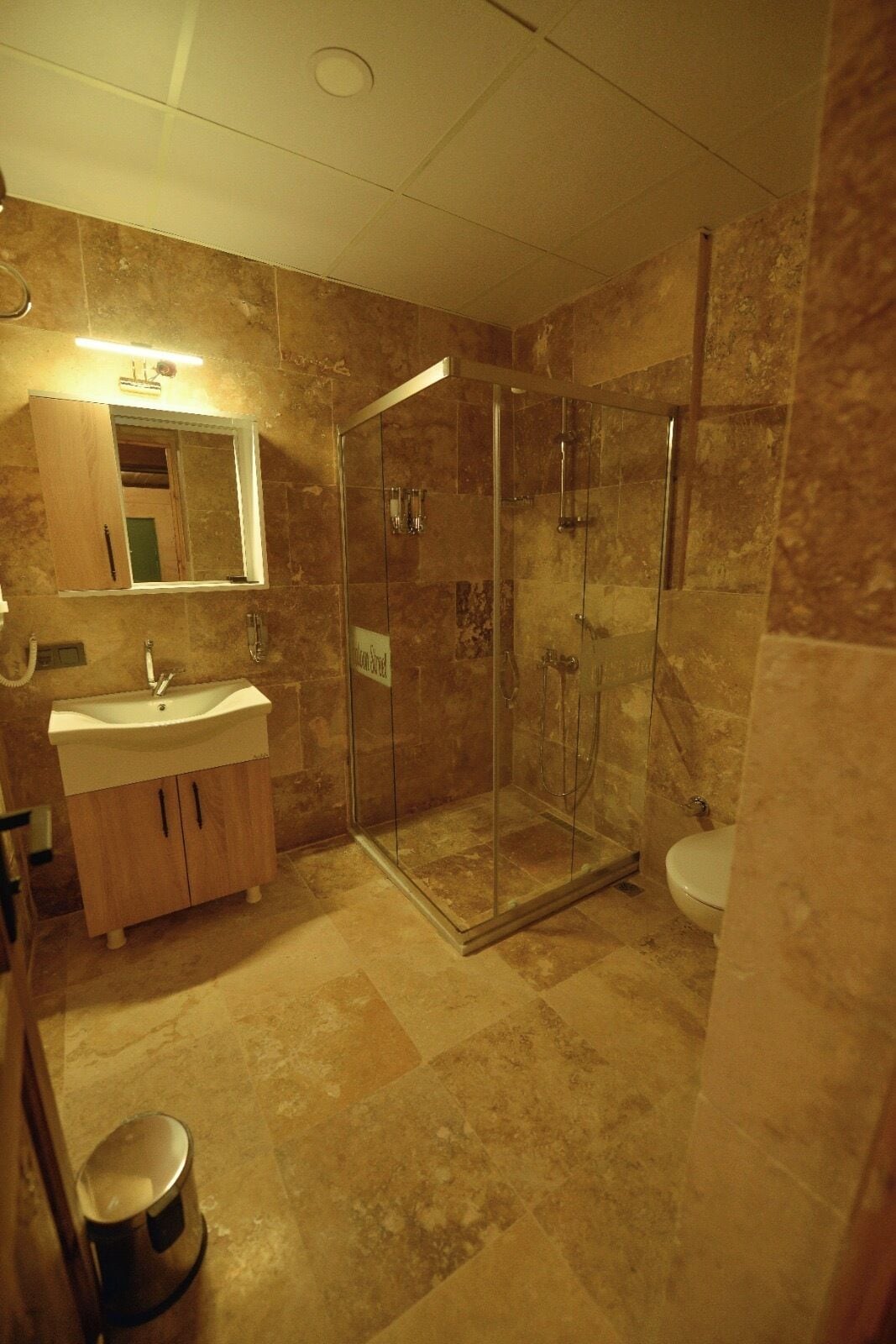 Chambre Familiale, vue vallée | Salle de bain | Douche, chaussons, serviettes fournies, savon