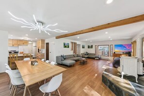 Smart TV, chimenea y estéreo 