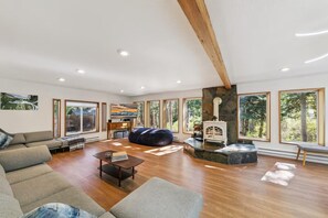 Smart TV, fireplace, stereo - Tahoe Luxury Mountain Escape 4BR 3BA+Hot Tub (South Lake Tahoe)